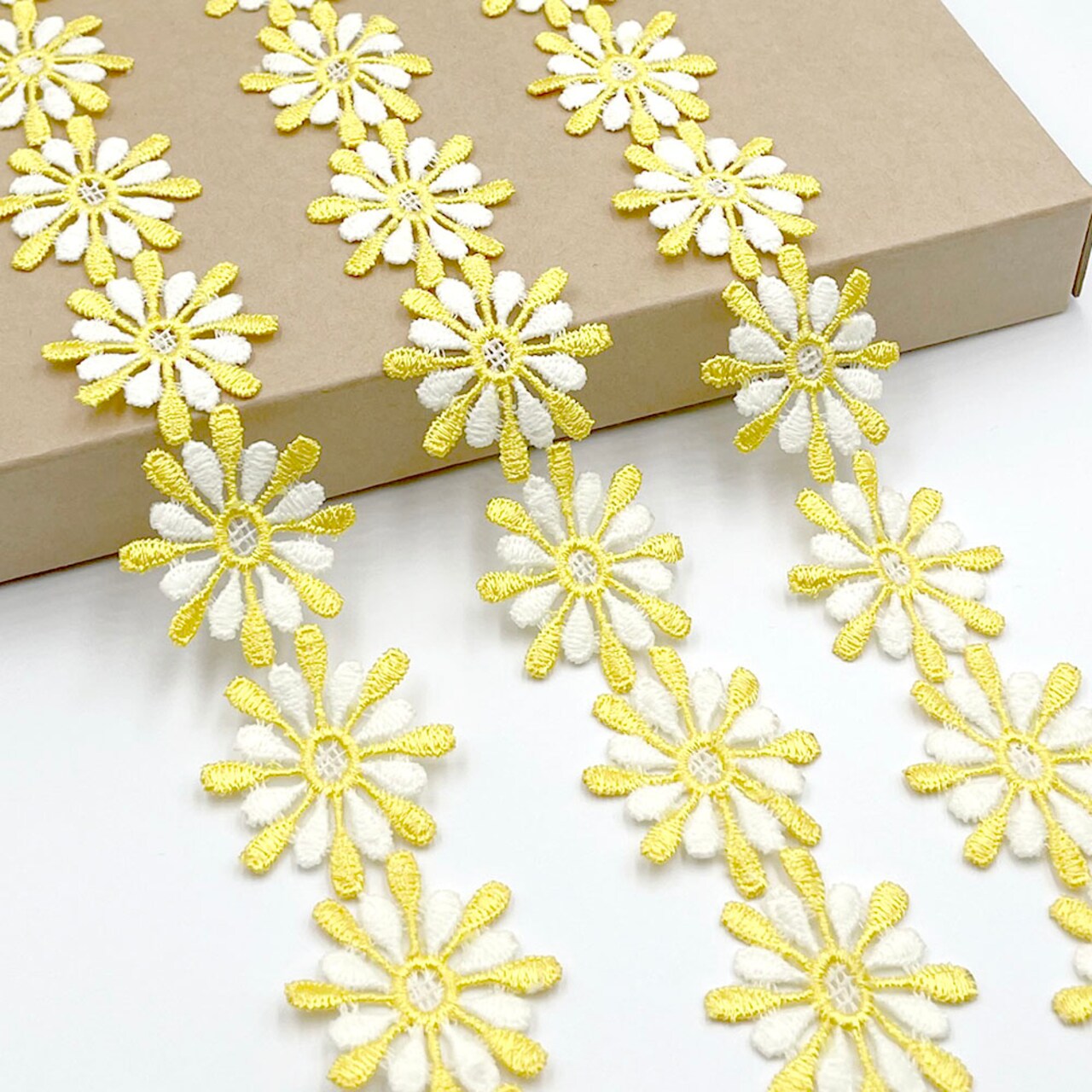 Designer’s Shop White/ Gold Daisy Floral Lace Trim ( VL 6118 ) 1-1/2” x 5 yard